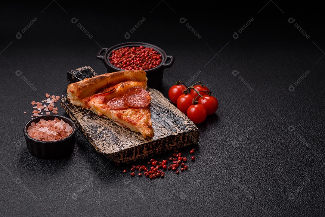 A imagem mostra uma Pizza Margherita, um clássico da culinária italiana.