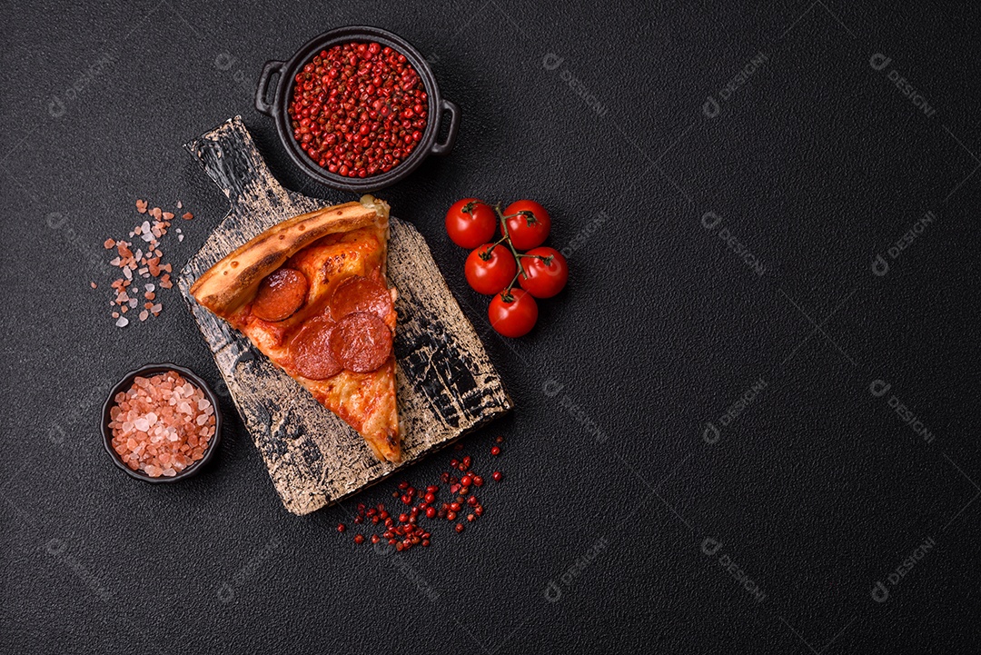 A imagem mostra uma Pizza Margherita, um clássico da culinária italiana.