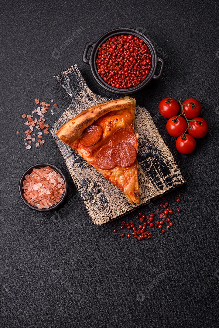 A imagem mostra uma Pizza Margherita, um clássico da culinária italiana.