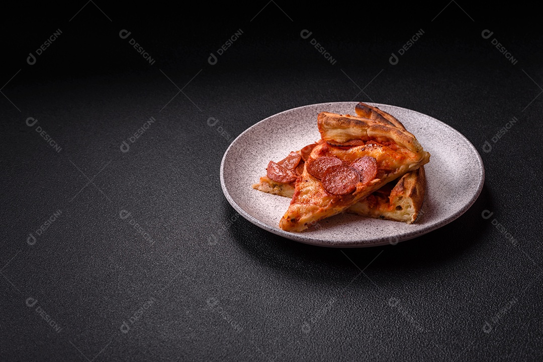 A imagem mostra uma Pizza Margherita, um clássico da culinária italiana.