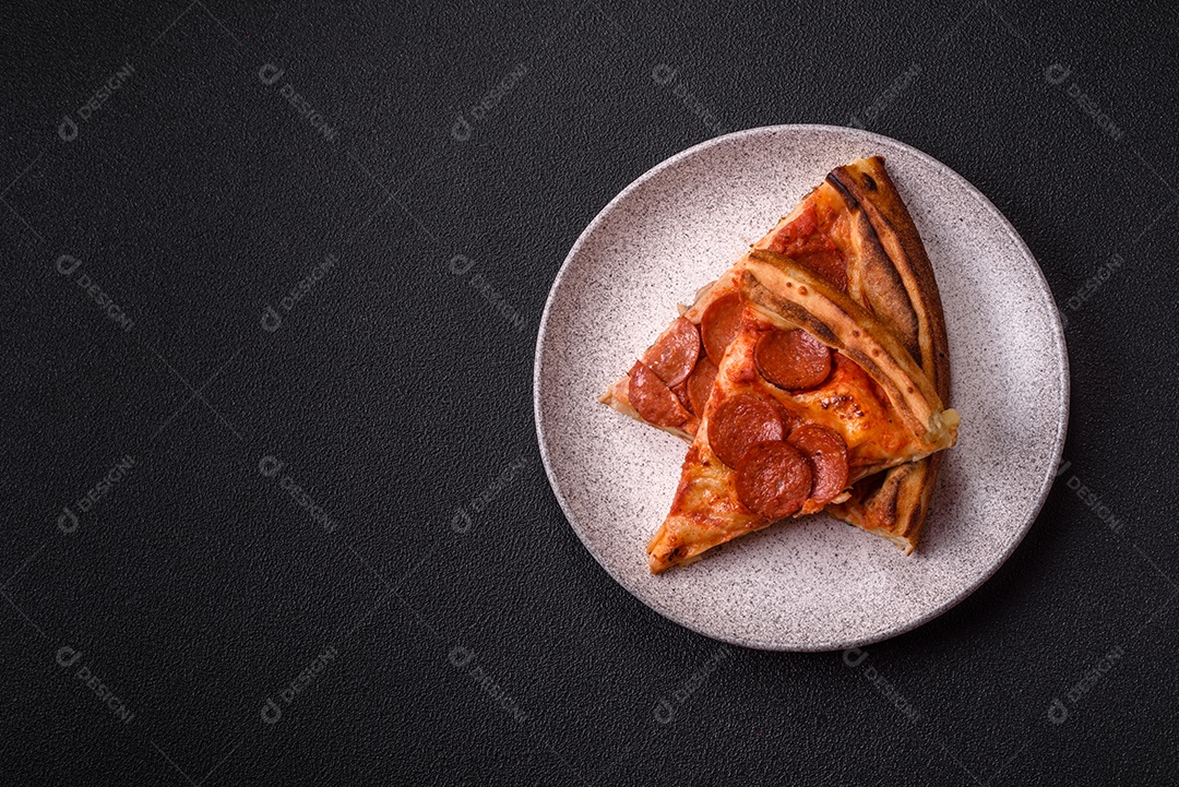 A imagem mostra uma Pizza Margherita, um clássico da culinária italiana.