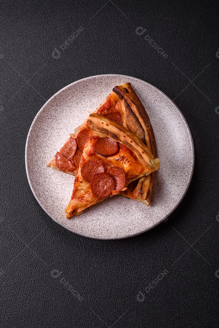 A imagem mostra uma Pizza Margherita, um clássico da culinária italiana.