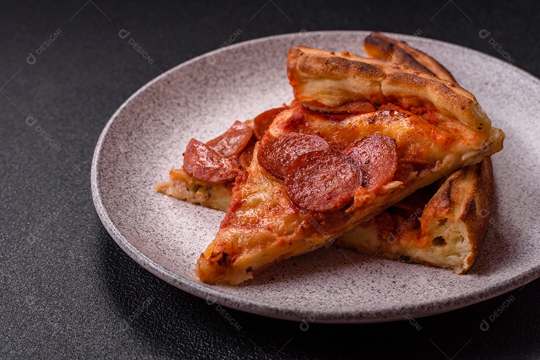 A imagem mostra uma Pizza Margherita, um clássico da culinária italiana.