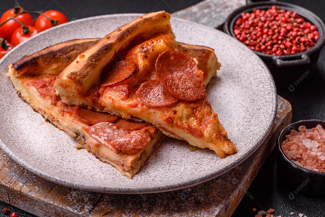 A imagem mostra uma Pizza Margherita, um clássico da culinária italiana.