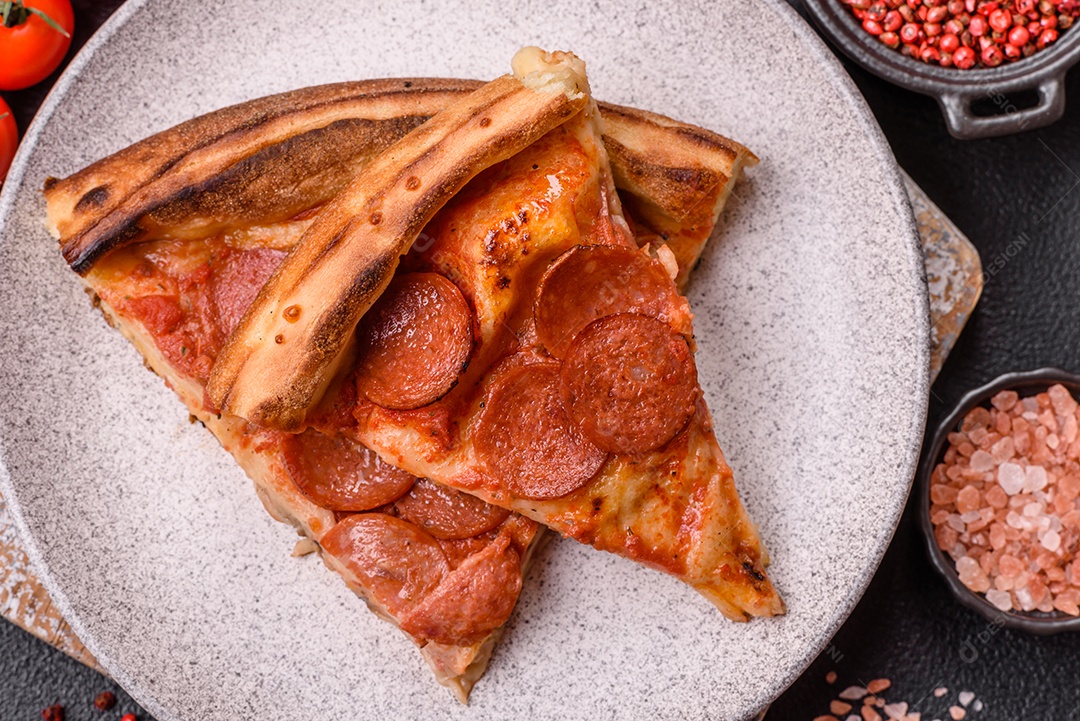 A imagem mostra uma Pizza Margherita, um clássico da culinária italiana.