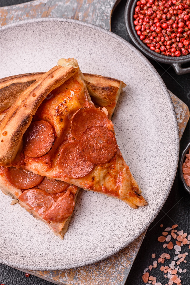 A imagem mostra uma Pizza Margherita, um clássico da culinária italiana.