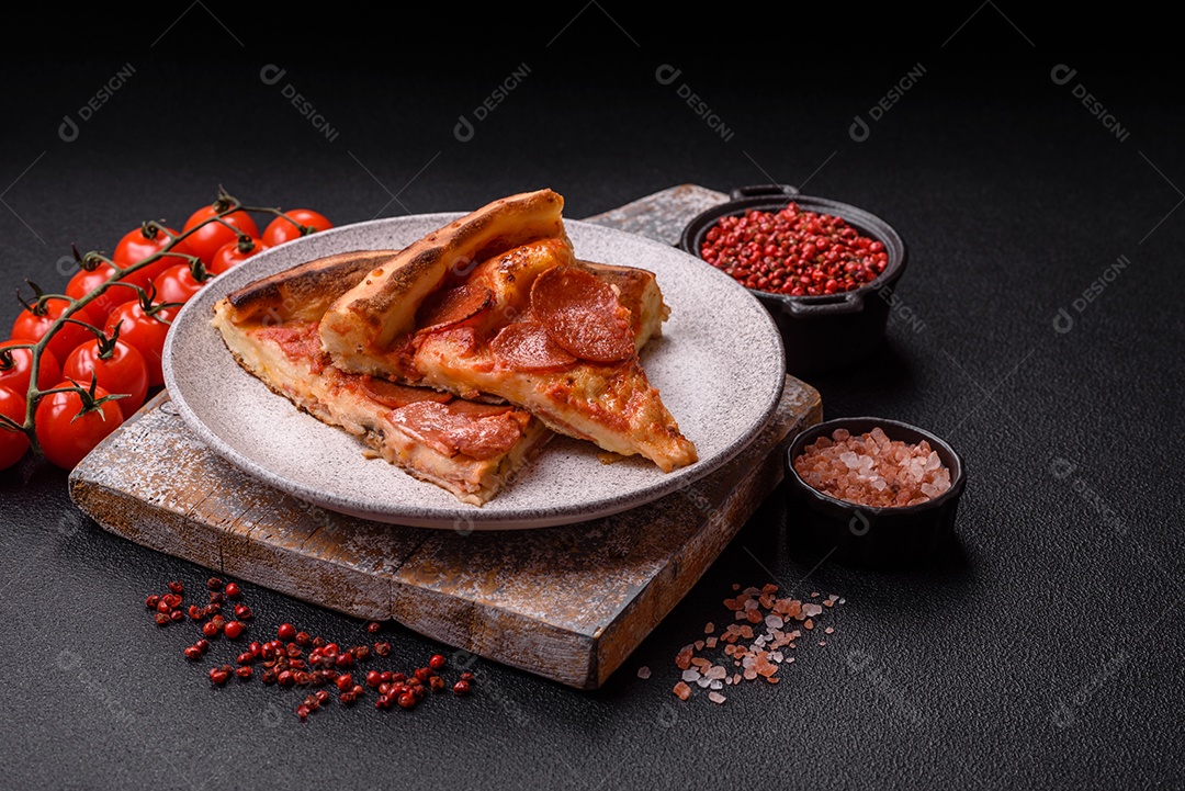 A imagem mostra uma Pizza Margherita, um clássico da culinária italiana.