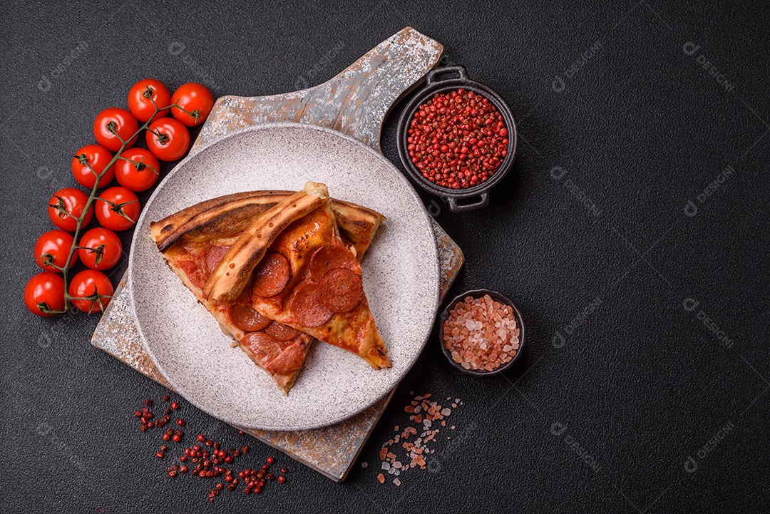 A imagem mostra uma Pizza Margherita, um clássico da culinária italiana.