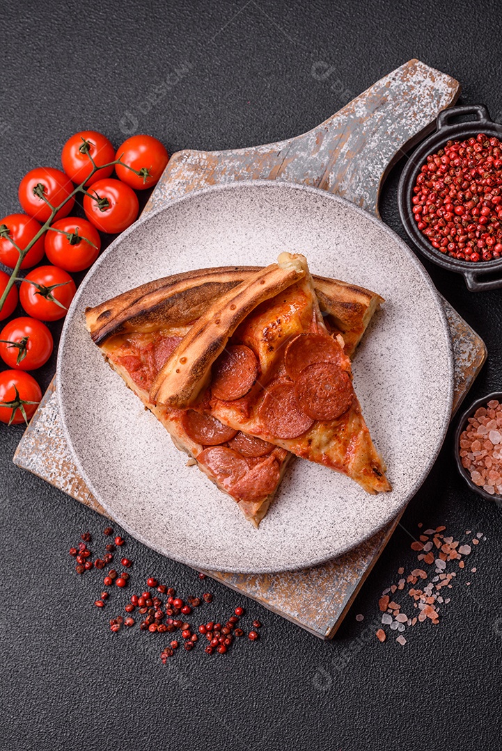 A imagem mostra uma Pizza Margherita, um clássico da culinária italiana.