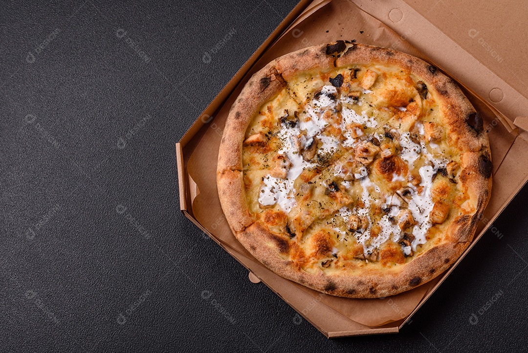 A imagem mostra uma Pizza Margherita, um clássico da culinária italiana.