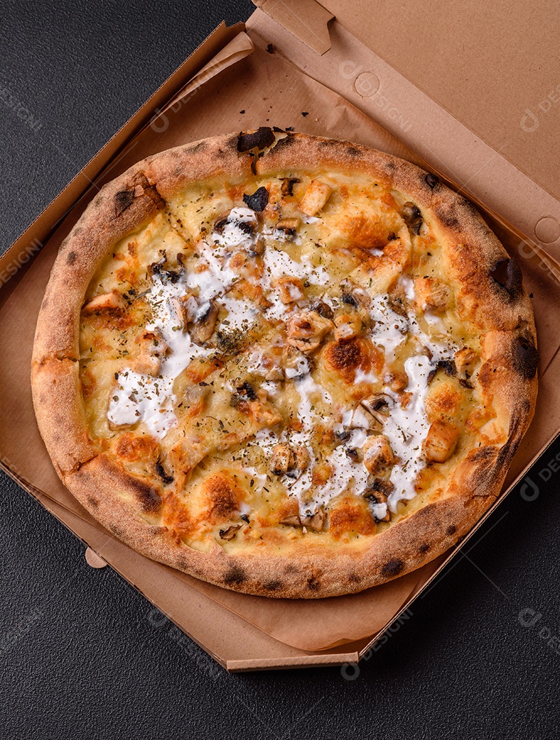 A imagem mostra uma Pizza Margherita, um clássico da culinária italiana.