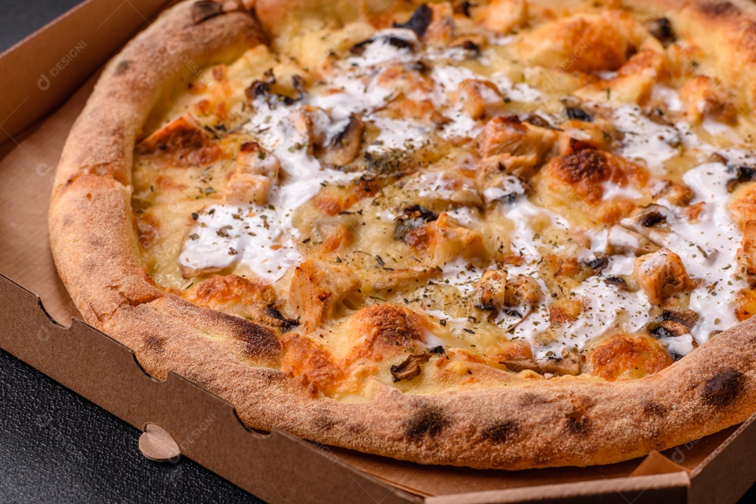 A imagem mostra uma Pizza Margherita, um clássico da culinária italiana.