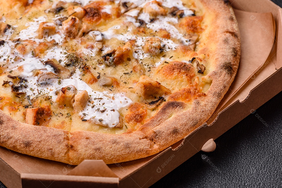 A imagem mostra uma Pizza Margherita, um clássico da culinária italiana.