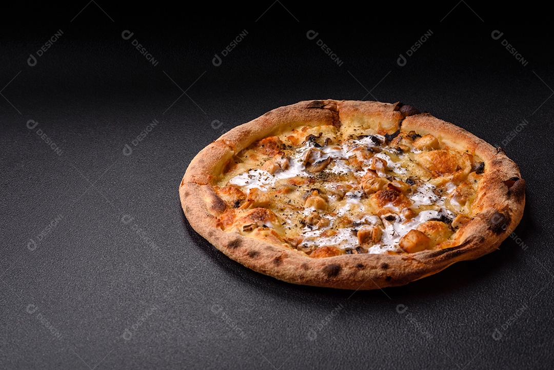 A imagem mostra uma Pizza Margherita, um clássico da culinária italiana.