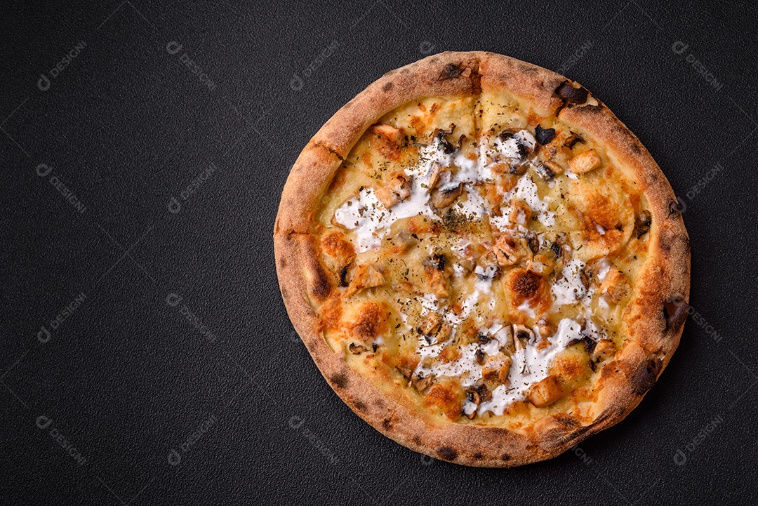 A imagem mostra uma Pizza Margherita, um clássico da culinária italiana.