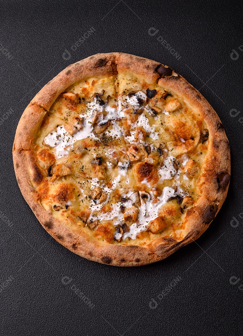 A imagem mostra uma Pizza Margherita, um clássico da culinária italiana.