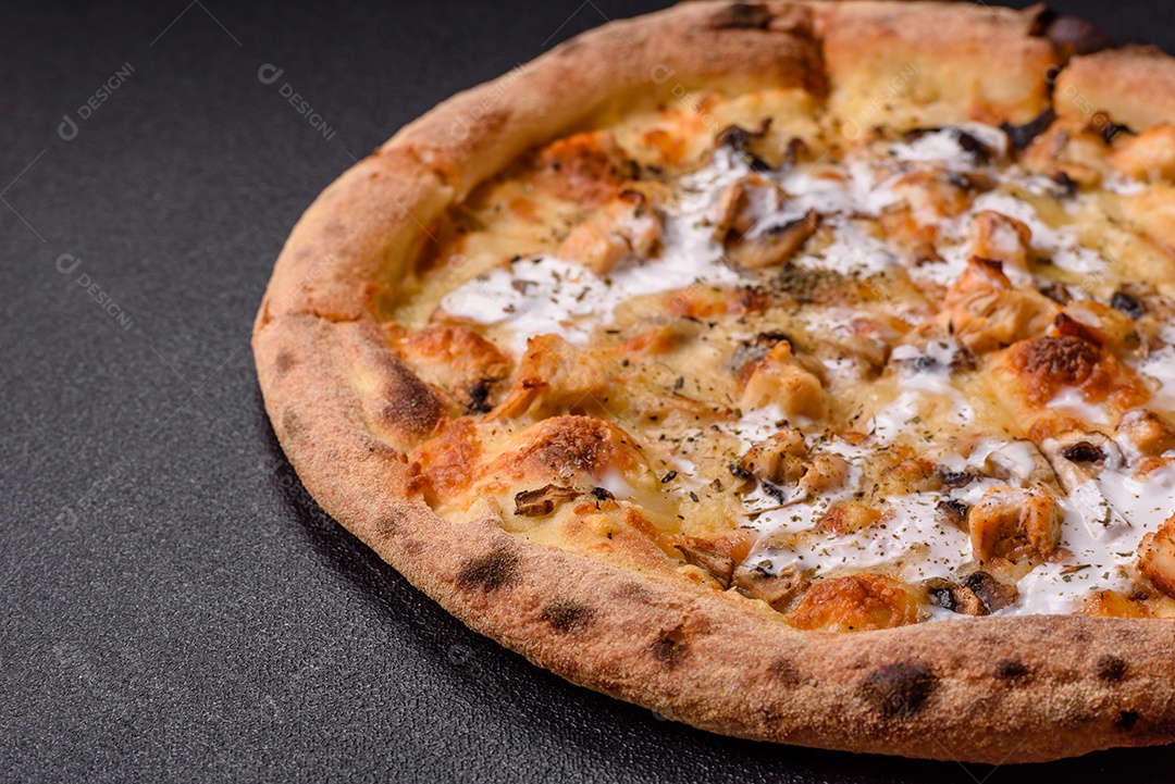 A imagem mostra uma Pizza Margherita, um clássico da culinária italiana.