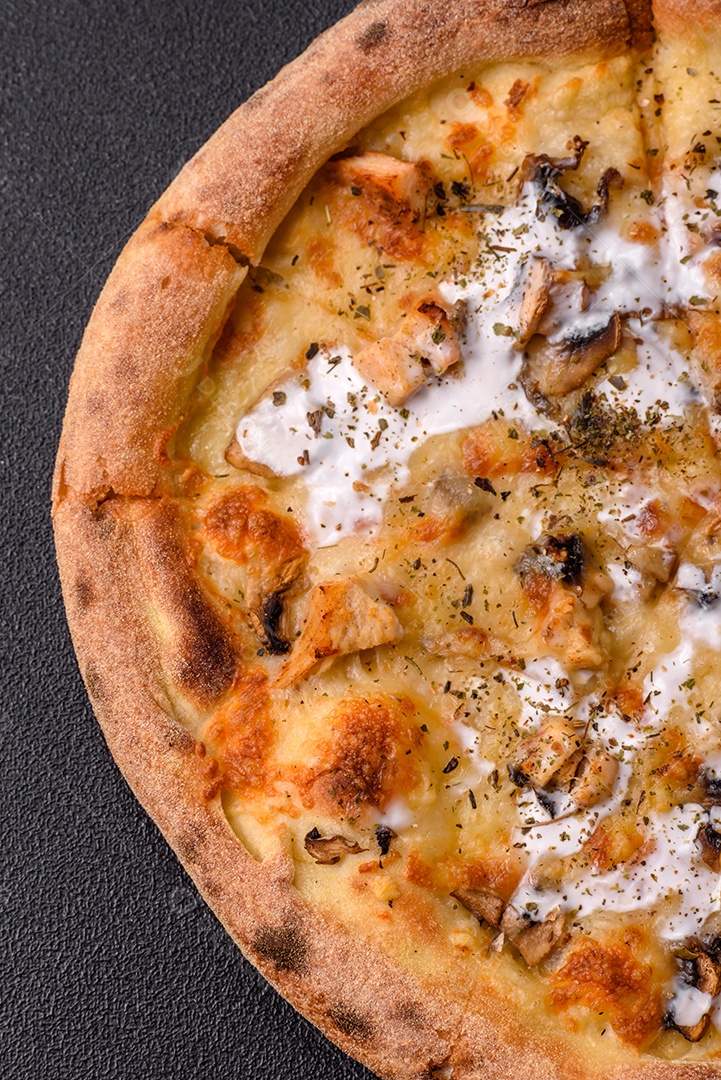 A imagem mostra uma Pizza Margherita, um clássico da culinária italiana.