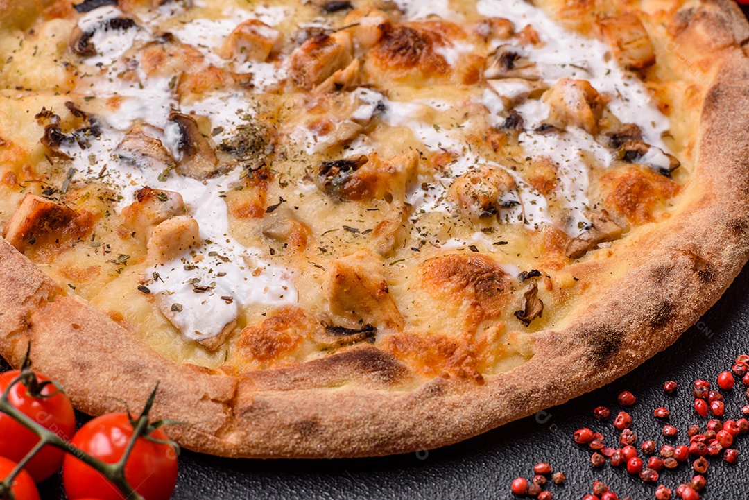 A imagem mostra uma Pizza Margherita, um clássico da culinária italiana.