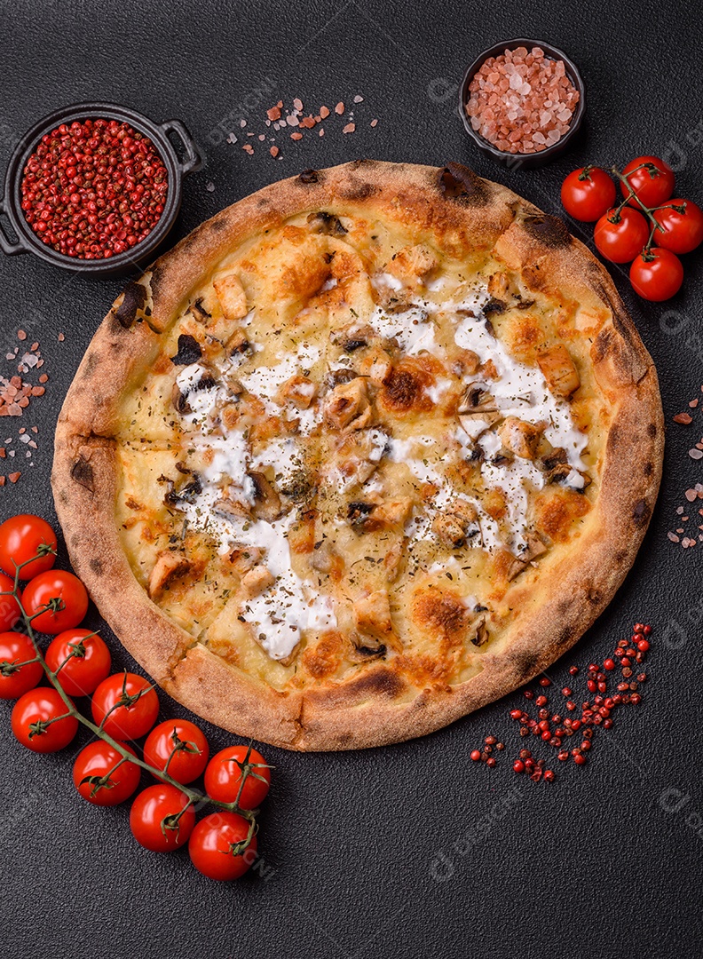 A imagem mostra uma Pizza Margherita, um clássico da culinária italiana.