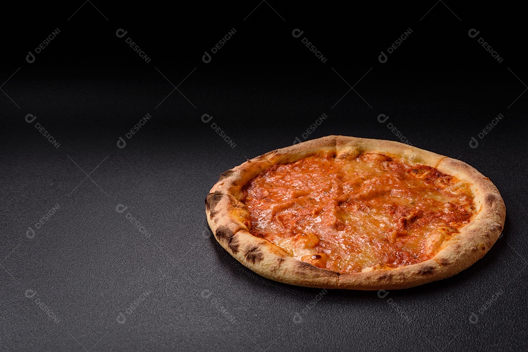A imagem mostra uma Pizza Margherita, um clássico da culinária italiana.