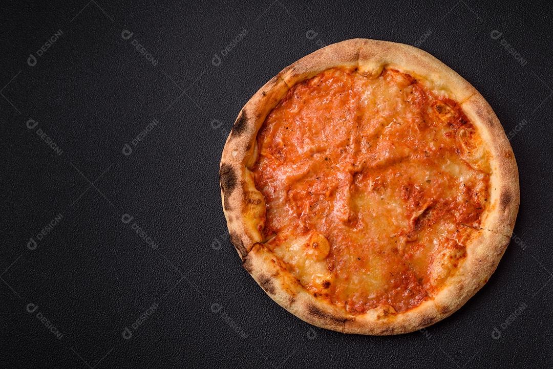 A imagem mostra uma Pizza Margherita, um clássico da culinária italiana.