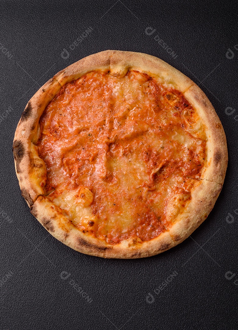 A imagem mostra uma Pizza Margherita, um clássico da culinária italiana.