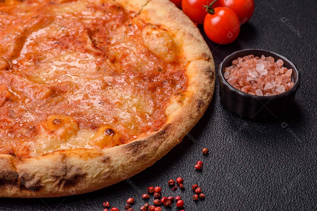 A imagem mostra uma Pizza Margherita, um clássico da culinária italiana.