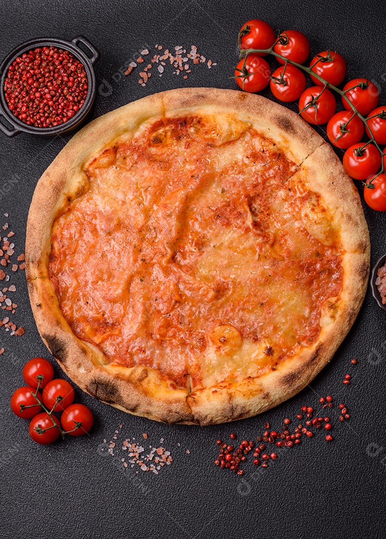 A imagem mostra uma Pizza Margherita, um clássico da culinária italiana.