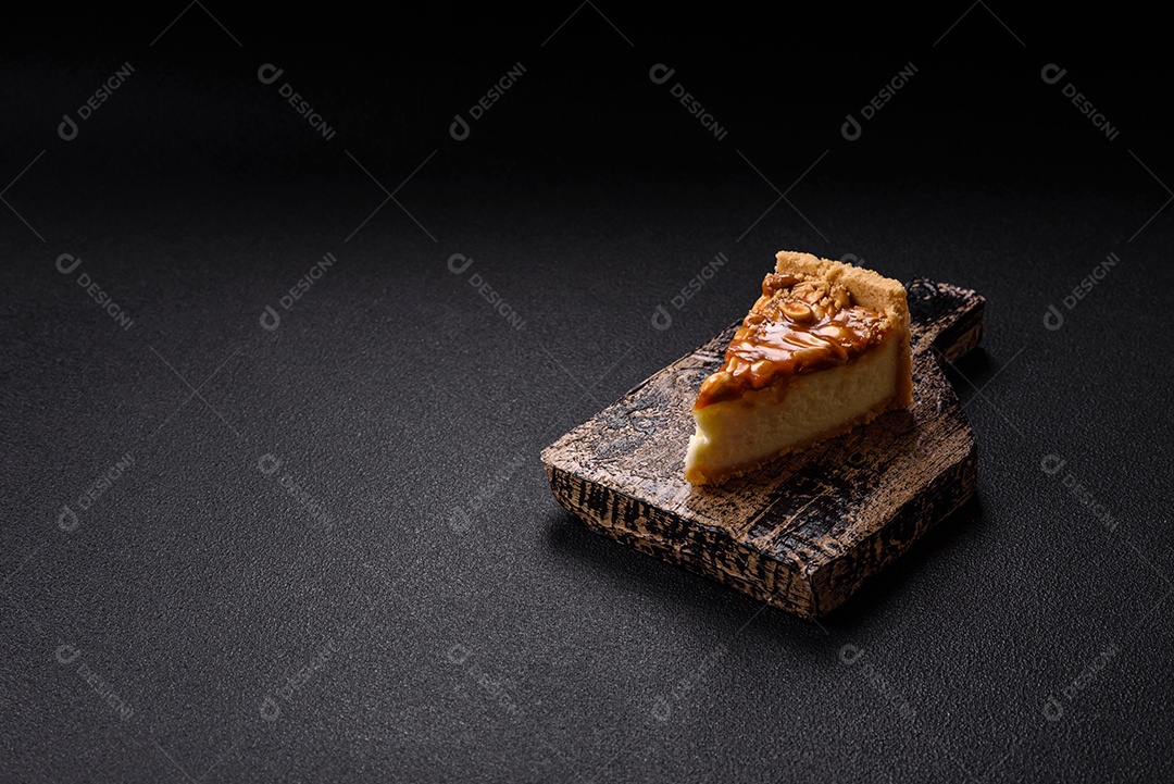 A imagem mostra uma fatia de cheesecake, possivelmente com uma cobertura de caramelo e nozes.