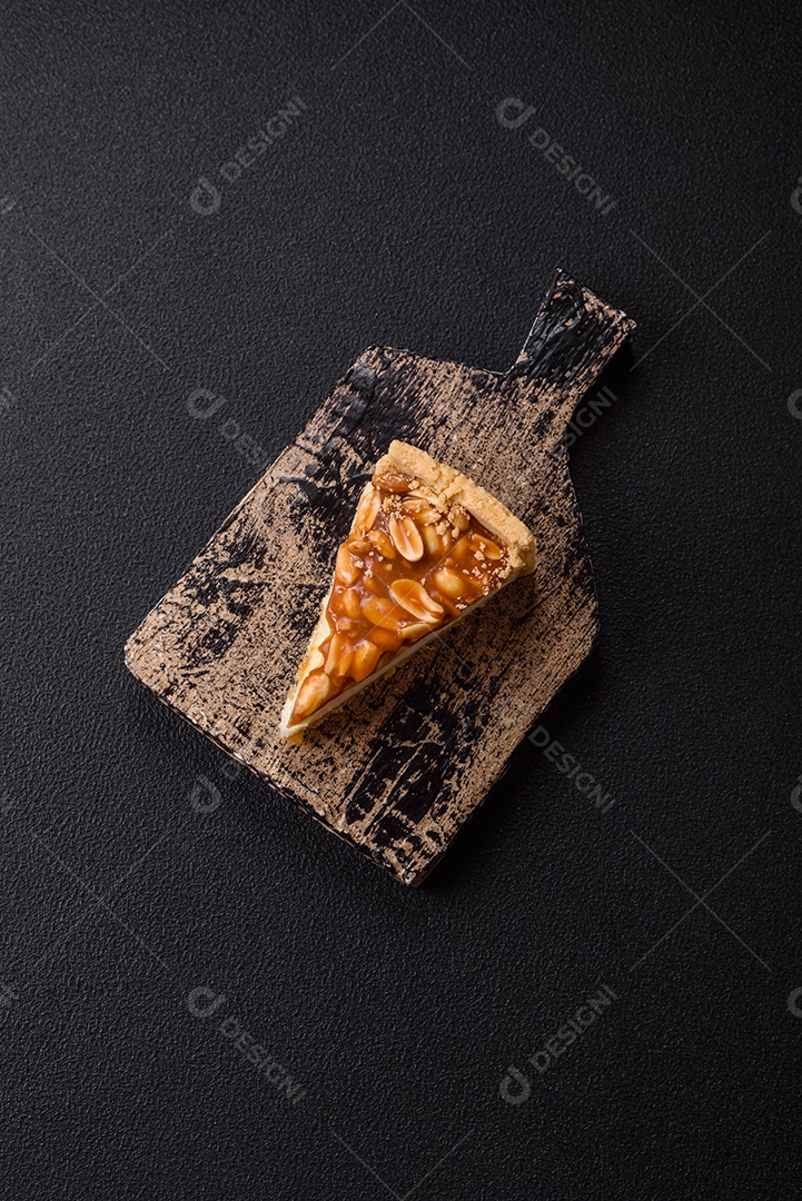 A imagem mostra uma fatia de cheesecake, possivelmente com uma cobertura de caramelo e nozes.