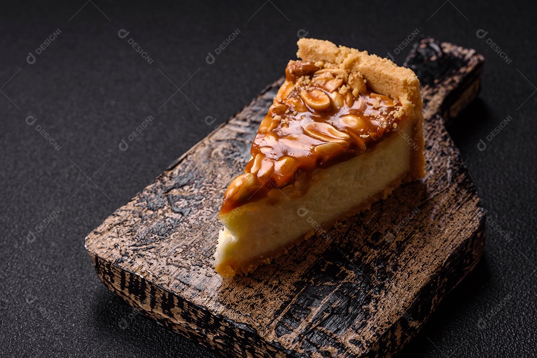 A imagem mostra uma fatia de cheesecake, possivelmente com uma cobertura de caramelo e nozes.