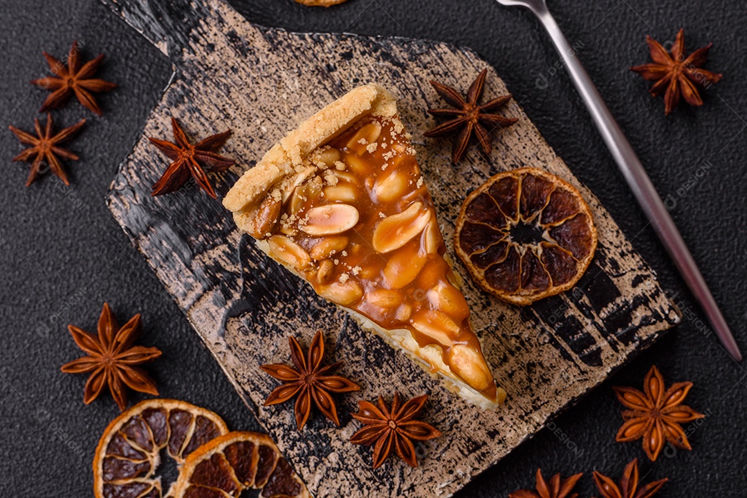 A imagem mostra uma fatia de cheesecake, possivelmente com uma cobertura de caramelo e nozes.