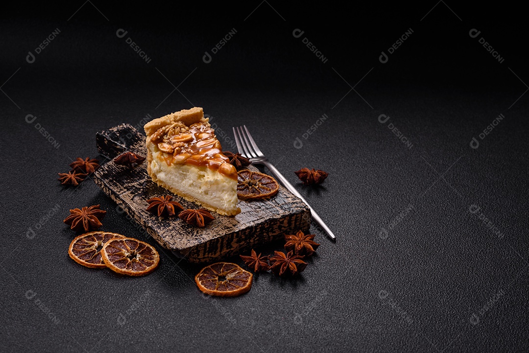 A imagem mostra uma fatia de cheesecake, possivelmente com uma cobertura de caramelo e nozes.