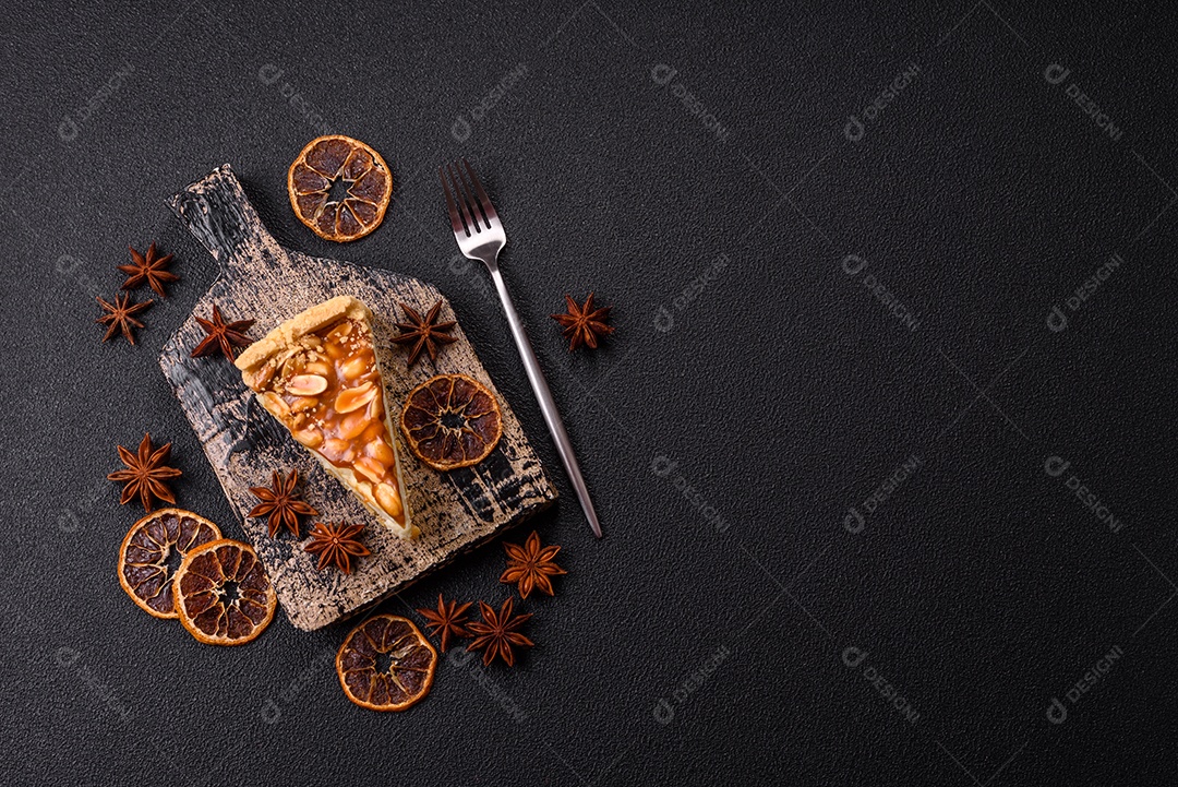 A imagem mostra uma fatia de cheesecake, possivelmente com uma cobertura de caramelo e nozes.