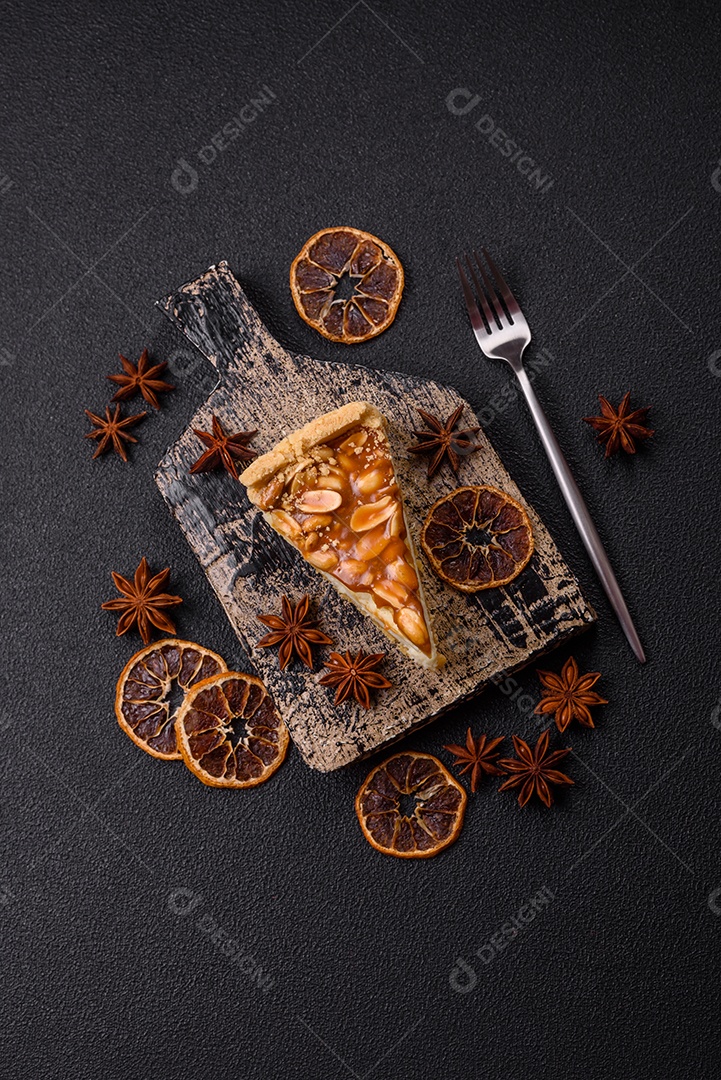 A imagem mostra uma fatia de cheesecake, possivelmente com uma cobertura de caramelo e nozes.