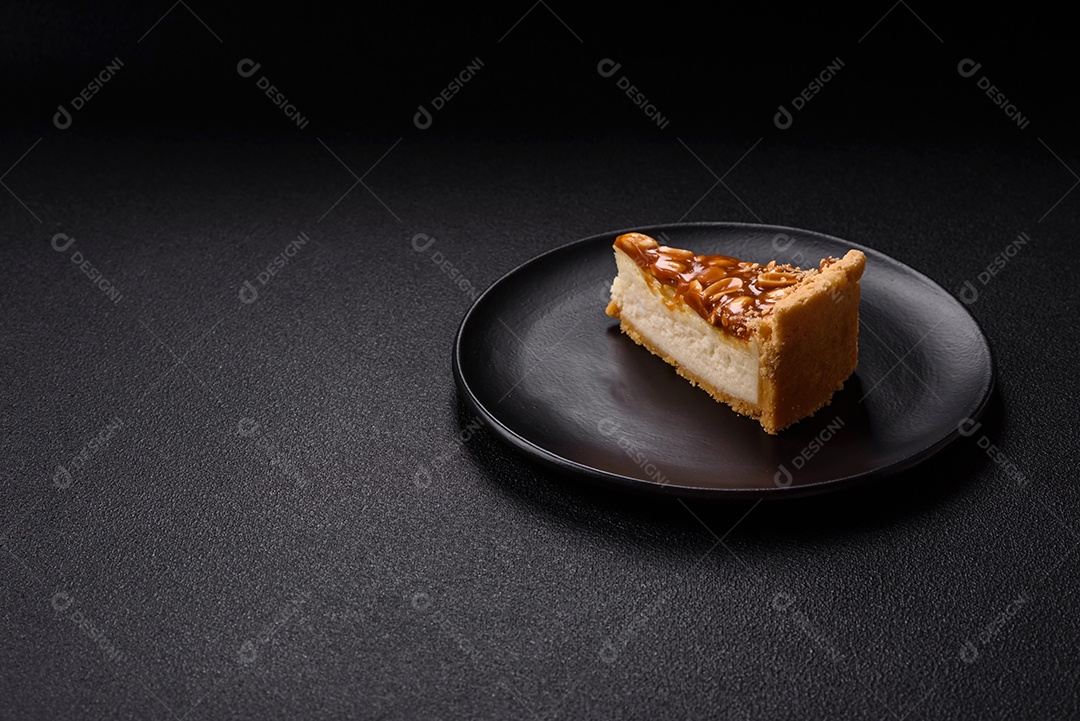 A imagem mostra uma fatia de cheesecake, possivelmente com uma cobertura de caramelo e nozes.