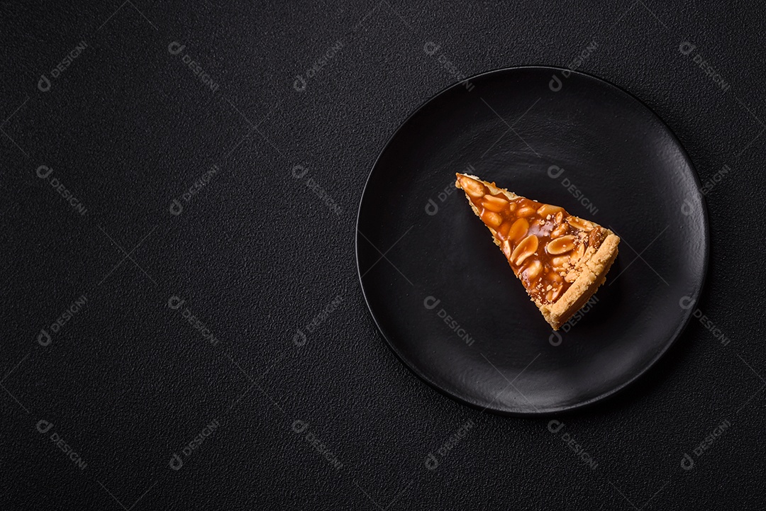 A imagem mostra uma fatia de cheesecake, possivelmente com uma cobertura de caramelo e nozes.