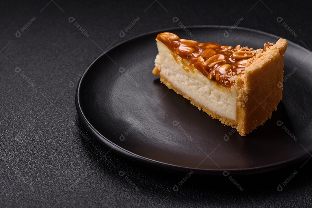 A imagem mostra uma fatia de cheesecake, possivelmente com uma cobertura de caramelo e nozes.