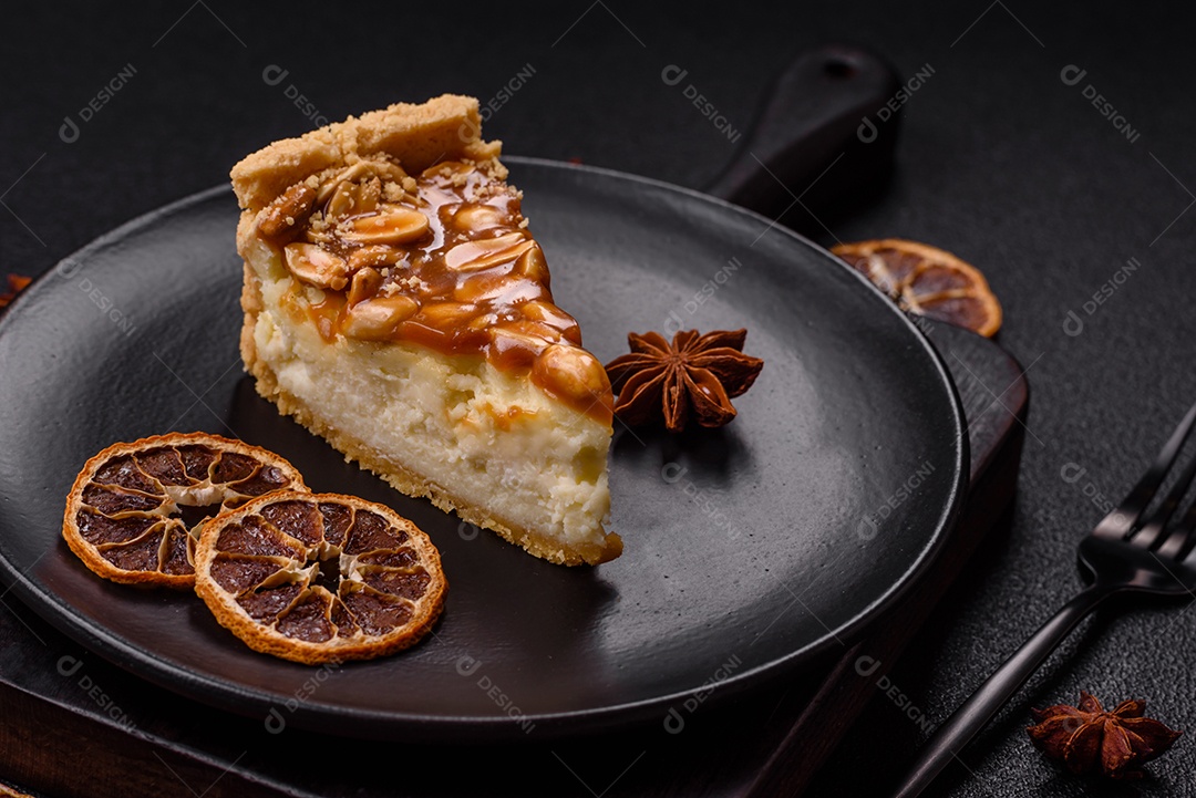 A imagem mostra uma fatia de cheesecake, possivelmente com uma cobertura de caramelo e nozes.
