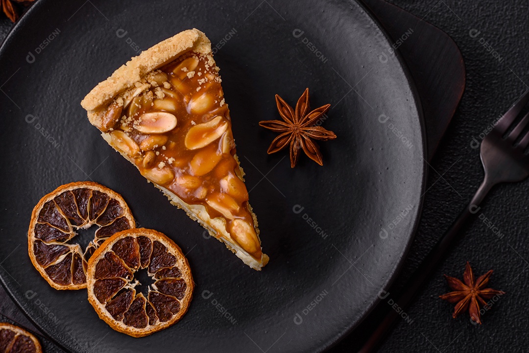 A imagem mostra uma fatia de cheesecake, possivelmente com uma cobertura de caramelo e nozes.