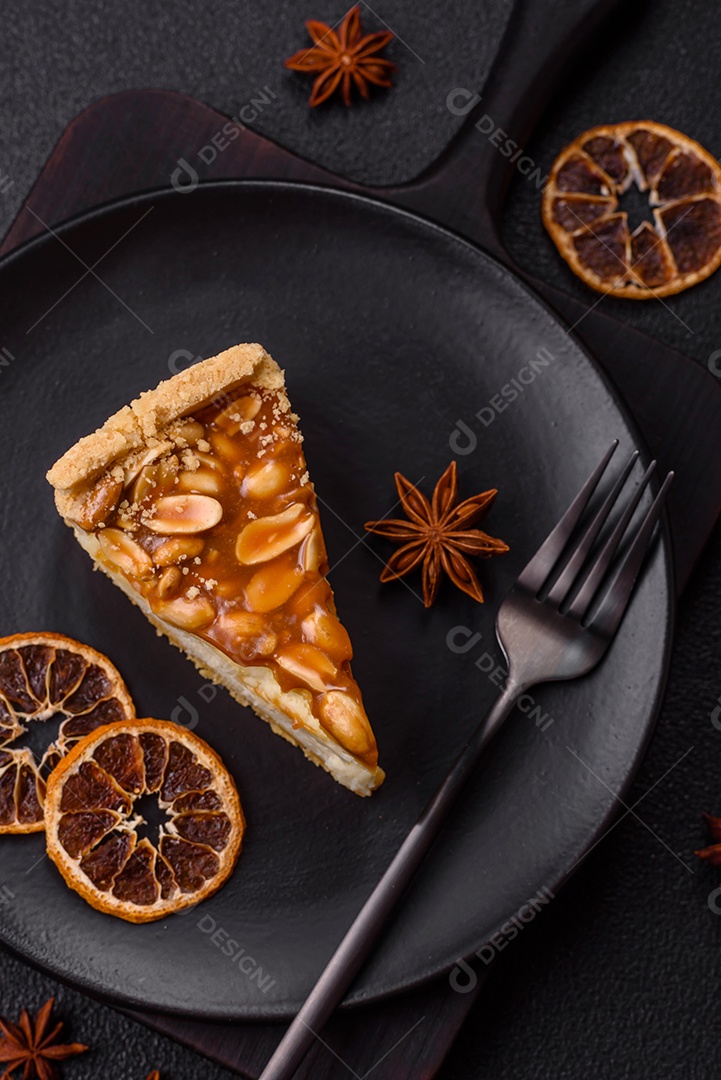 A imagem mostra uma fatia de cheesecake, possivelmente com uma cobertura de caramelo e nozes.