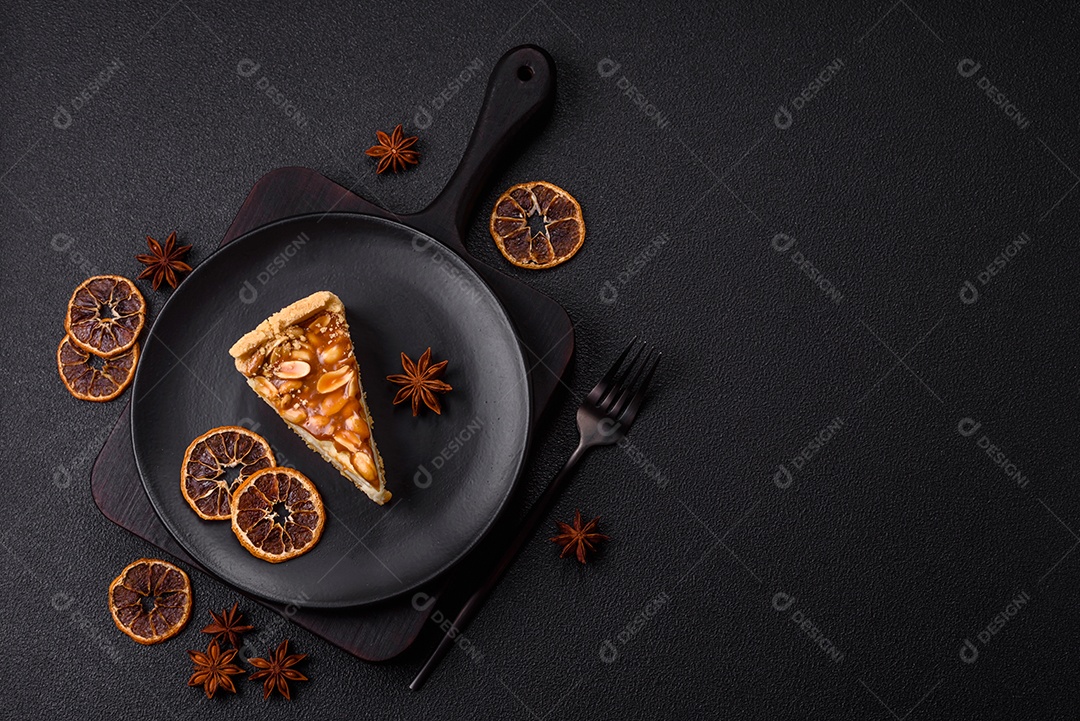 A imagem mostra uma fatia de cheesecake, possivelmente com uma cobertura de caramelo e nozes.