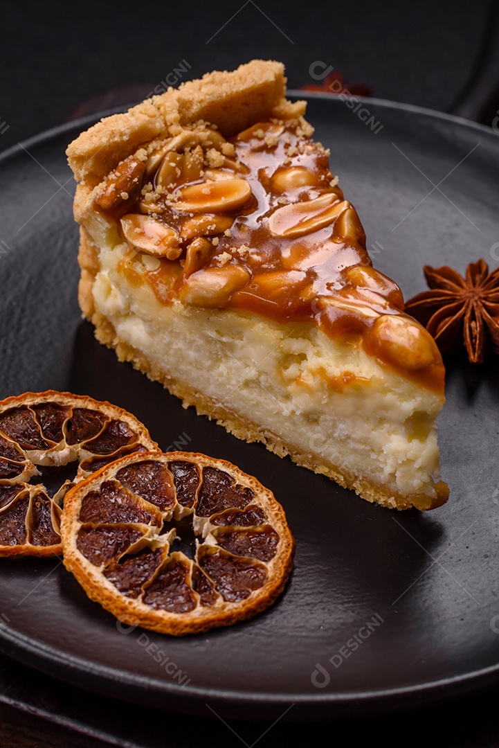 A imagem mostra uma fatia de cheesecake, possivelmente com uma cobertura de caramelo e nozes.