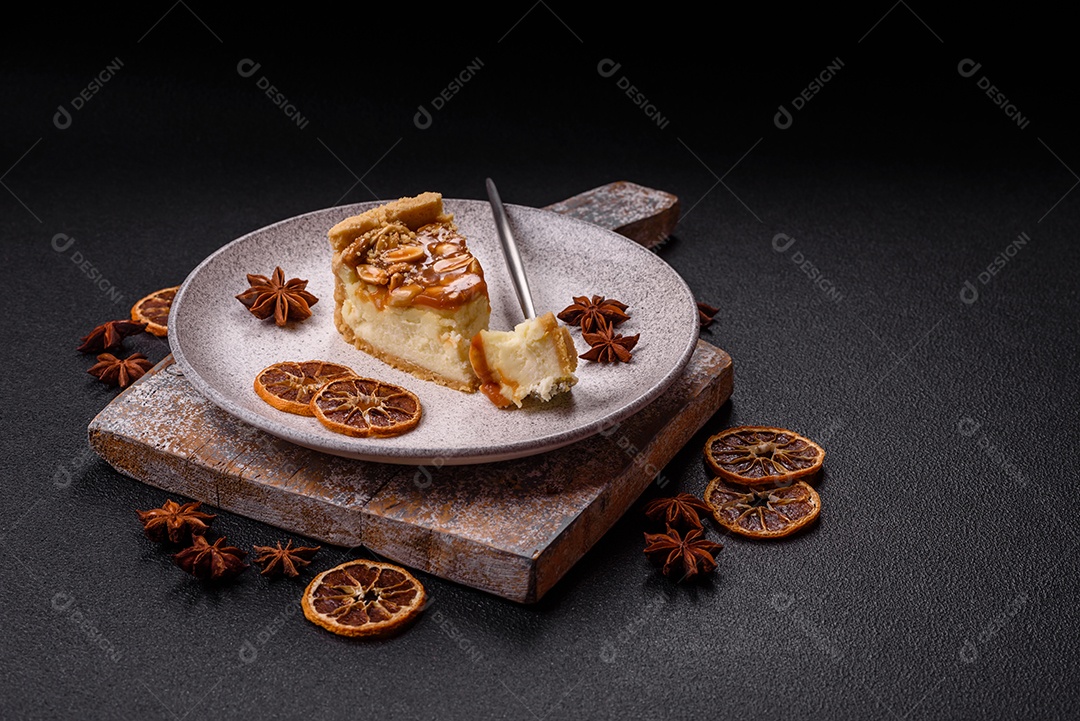 A imagem mostra uma fatia de cheesecake, possivelmente com uma cobertura de caramelo e nozes.