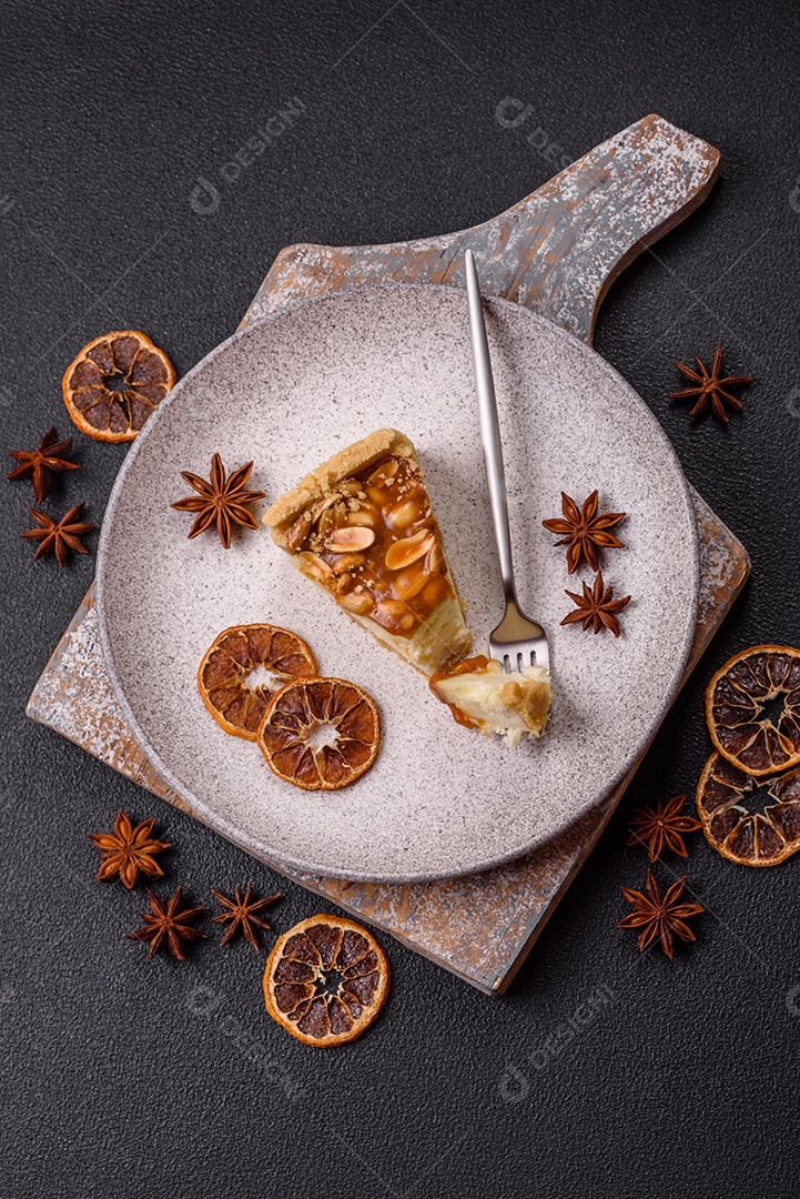 A imagem mostra uma fatia de cheesecake, possivelmente com uma cobertura de caramelo e nozes.