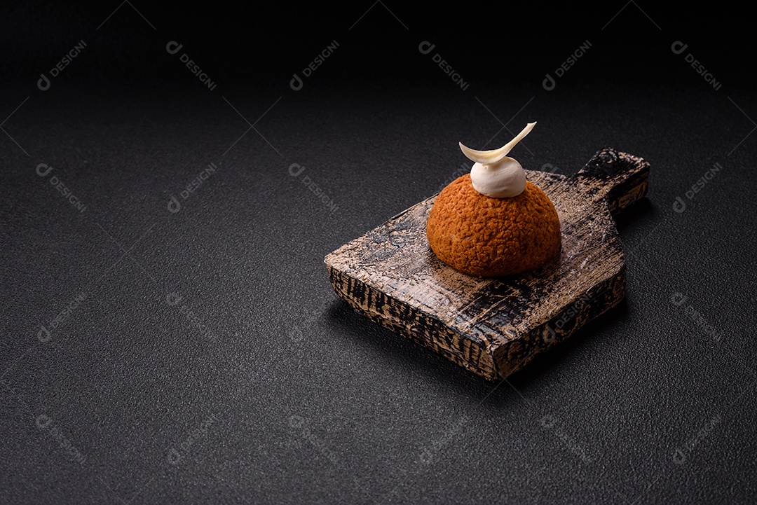 A imagem mostra um bolo ou doce que se assemelha a um Shu Cake ou Choux Pastry