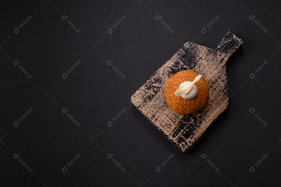 A imagem mostra um bolo ou doce que se assemelha a um Shu Cake ou Choux Pastry