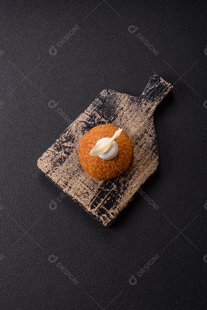 A imagem mostra um bolo ou doce que se assemelha a um Shu Cake ou Choux Pastry