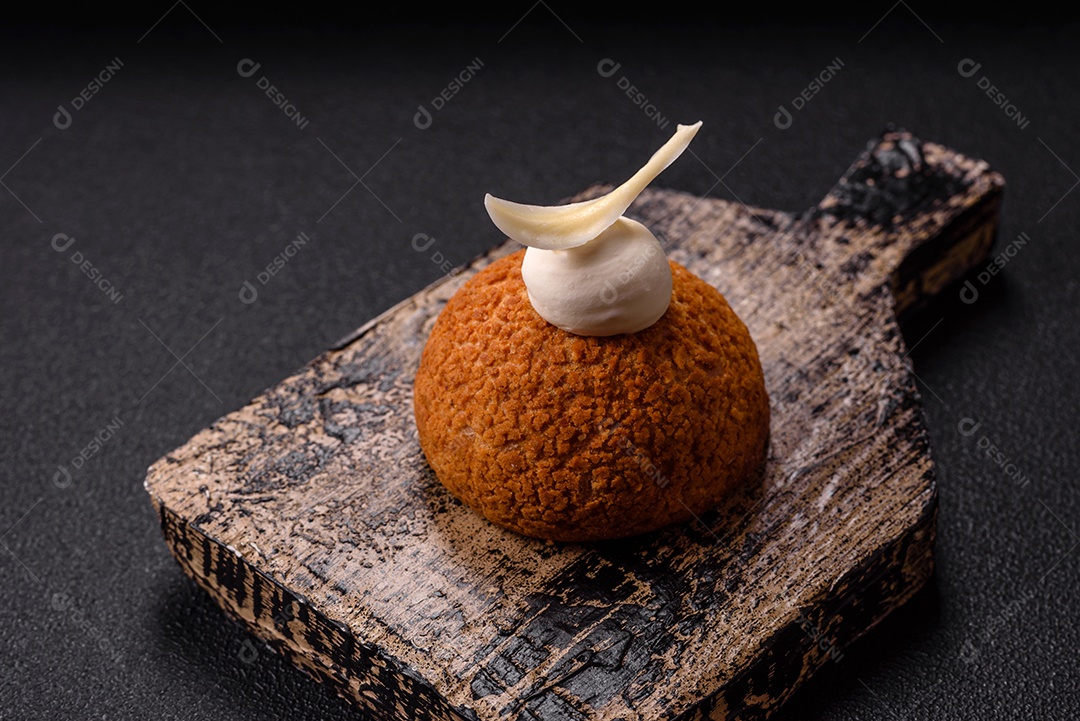 A imagem mostra um bolo ou doce que se assemelha a um Shu Cake ou Choux Pastry